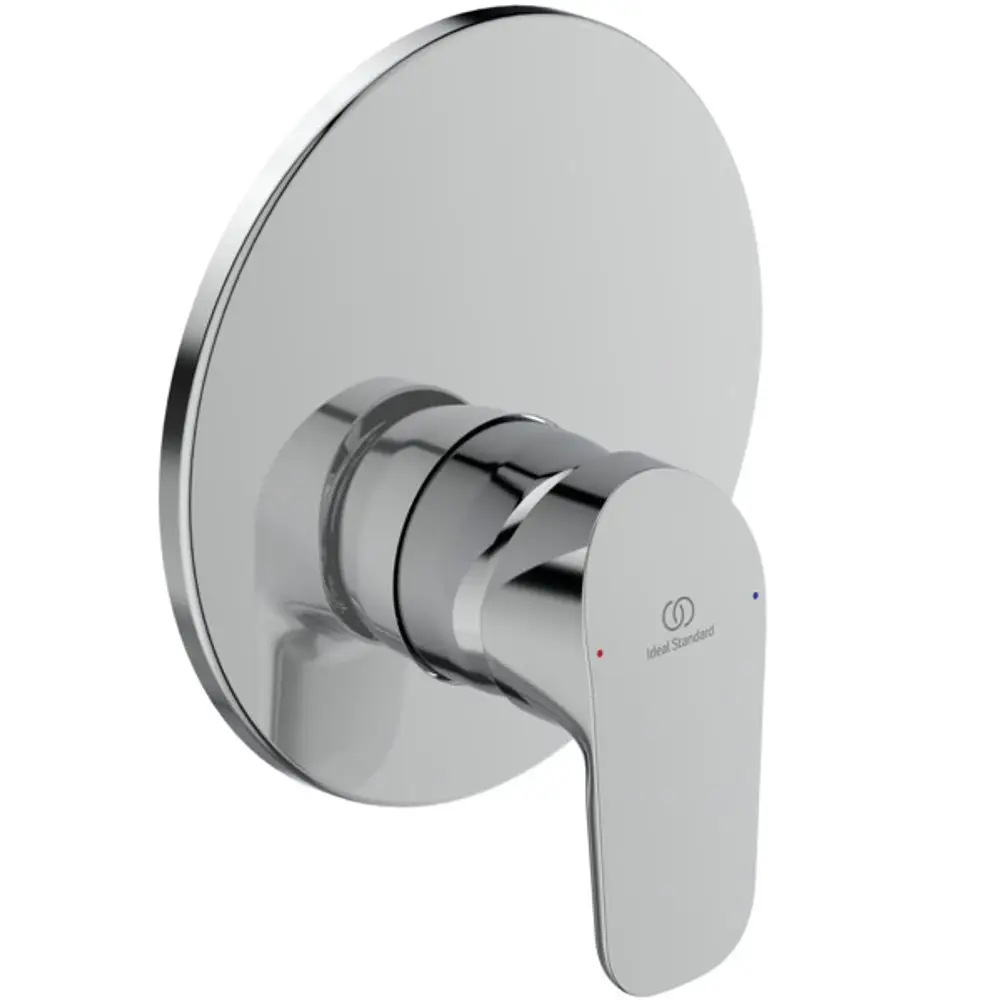 Chromene Brausearmatur von Ideal Standard mit runder Rosette und einem Hebel zur Temperatur- und Mengenregulierung. Kompakte Bauweise für Wandinstallation.